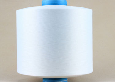 Chine Le polyester 100D/36F DTY blanc de couleur le bavardent/SIM/NIM pour le tricotage fournisseur