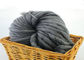 Le doux superbe a coloré le poids encombrant de fil tourné par main volumineuse de fil de laine de l'Islande fournisseur