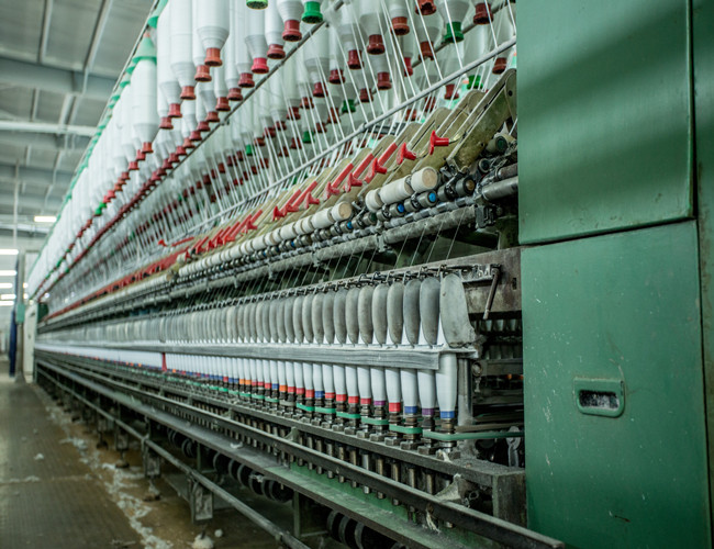 le grand cône 1.67kg a teint 100 la ténacité élevée des fils de polyesters 402 pour le tissage