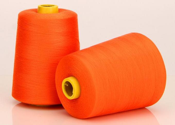 L'anneau de biens de 100% a tourné le fil de couture de polyester 40s/2 avec les tubes teints pour l'usine de vêtement