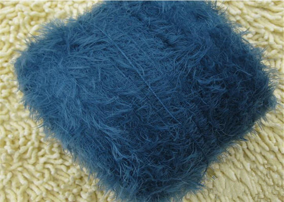 Des fils de tricot colorés et colorés, des fils en polypropylène. fournisseur